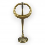 BRONZE, um (1) toalheiro confeccionado em bronze, corpo balaustre e torneado, apoiado sobre base circular escalonada, 2 abas articuláveis em plástico, medindo 35,5cm.