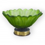 VIDRO, uma (1) pequena fruteira confeccionado em vidro prensado na tonalidade verde moldado por pétalas formando flor, apoiada sobre base circular em metal dourado com sinais de oxidação, medindo 10x18cm.