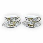 PORCELANAS, par (2) de xícaras para chá de coleção com seus respectivos pires confeccionados em porcelana na tonalidade branca com rica decoração vegetalista em vasta douração, 1 apresenta bicado na base, medindo 6x11x9cm.