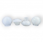 VIDROS, lote com quatro (4) globos/cúpulas confeccionadas em vidro opalinado na tonalidade branca de tamanhos e modelos distintos, maior medindo 15,5x10cm e menor 12x8cm.