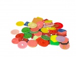 COLECIONISMO, lote com cinquenta e seis (56) fichas plásticas antigas, em formatos e cores variados, com inscrições em relevo e baixos-relevos, incluindo exemplares circulares, sextavados, quadrangulares e retangulares, alguns com perfuração central. Peças possivelmente utilizadas para controle interno, depósitos, consumo ou identificação em estabelecimentos diversos