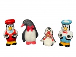 <b>ESCULTURAS</b>, quatro (4) esculturas representando pinguins de modelos, tamanhos e materiais distintos, 2 em porcelana (suporte para colheres) e 2 em faiança, maior medindo 21cm de altura e menor 19cm, os de porcelana com falhas na esmaltagem.