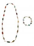 <b>BIJUTERIAS</b>, duas (2) peças, sendo: A) 1 colar e B) 1 pulseira confeccionados em metal dourado, cada elo engastando placas retangulares e quadradas de ágata natural em diversas tonalidades translúcidas  verde, marrom, avermelhada, mel e azulada. Fechos tipo gancho e de encaixe, colar medindo 67,5cm e pulseira 20,5cm de comprimento.