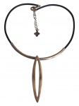 <B>BIJUTERIA</b>, um (1) colar confeccionado em possivelmente rabo de elefante, ornado por pendente escultural em metal espessurado a prata no formato oval vazado vertical, fecho tipo lagosta, medindo 49cm de comprimento.