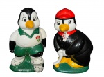 <b>ESCULTURAS</b>, duas (2) esculturas confeccionadas em porcelana na tonalidade branca representando pinguins de modelos distintos esmaltados em policromia, medindo 21cm e 20cm.