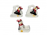 <B>FAIANÇAS</b>, lote com três (3) peças confeccionadas em faiança vitrificada na tonalidade branca representando pinguins esmaltados em policromia, sendo: A) 2 porta guardanapos, medindo 13,5x15x17cm e B) 1 paliteiro, medindo 11x11x7,5cm, sinais de craquele e falhas na pintura.