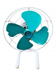 ELETRÔNICO, um (1) ventilador com estrutura em ferro e plástico na tonalidade branca, hélice de quatro pás na tonalidade verde apresentando quebra, guarnição do motor apresentando quebra, pontos de oxidação, não testado e sem garantia de funcionamento, medindo 40x29cm.