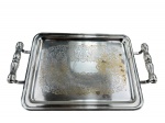 METAL PRATEADO, uma (1) bandeja retangular confeccionada em metal espessurado a prata com cinzelado de elementos florais e vegetalistas, borda lisa e alças laterais torneadas, medindo 39x25,5cm. Falhas na prateação e sinais de oxidação.