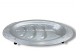 METAL PRATEADO, uma (1) travessa para assado confeccionado em alumínio com cinzelado de elementos vegetalistas em relevo, borda com mossa lateral, apoiada sobre 4 pés finalizados em material sintético, medindo 45,5x33cm.