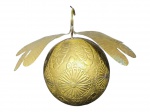 METAL DOURADO, um (1) fruto decorativo confeccionado metal dourado em formato de fruto com folhas, corpo arredondado com decoração em relevo floral e folhagens, haste superior com gancho para pendurar, medindo 22,5cm de altura.