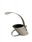METAL PRATEADO, um (1) suporte para garrafa de vinho confeccionado em metal inglês espessurado a prata, corpo liso e cilíndrico com alça curva ajustável, apresentando falhas na prateação, medindo 24cm de altura.