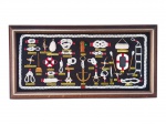QUADRO, um (1) quadro decorativo de tema náutico/marinheiro, com composição de diversos nós em corda branca, miniaturas e acessórios alusivos ao universo naval, incluindo âncora, boia salva-vidas, escada, remo, bote e demais elementos identificados por pequenas etiquetas, sobre fundo preto, frente sem vidro, moldura em madeira, medindo 40x80,5cm.