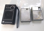 Vintage Coleção, Restauração, Lote contendo 3 Radinhos, Sendo o Dunga IV Motobras funcionando o FM mesmo sem a antena, modelo de 4 pilhas pequenas não inclusas, medindo 13,2 x 7,3cm; Mitsubishi Six transistor cor cinza e bege medindo 9,4 x 6,3cm parado e Sharp Solid State preto e cromado, medindo 10,8 x 6,2cm, parado. Japan.