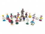 ARTE POPULAR, dezesset (17) esculturas confeccionadas em barro cozido de modelos, tamanhos e decorações distintas, algumas quebradas ou com bicados, vide foto, maior medindo 13cm de altura e menor 4,5cm de altura.
