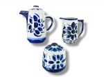 PORCELANA MONTE SIÃO, três (3) peças confeccionadas em porcelana na tonalidade branca com pintura de elementos florais na tonalidade azul, sendo: A) 1 bule para café, medindo 18x16x8cm, B) 1 leiteira, medindo 13x12x6,5cm e C) 1 açucareiro, medindo 11x9cm com bicado interno na tampa.