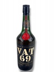 BEBIDA, uma (1) garrafa antiga de whisky escocês VAT 69  Finest Scotch Whisky, garrafa em vidro verde escuro com rótulo preto e inscrições em branco/dourado, lacre vermelho no gargalo e tampa preta lacrada, sem garantia da integridade do líquido.