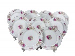 PORCELANA REAL, nove (9) pratos rasos confeccionados em porcelana na tonalidade branca,  decorados por flores e folhagens em policromia e filetes em ouro, apresentando falhas na douração, medindo 23cm de diâmetro.