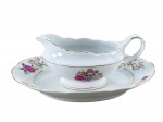 PORCELANA REAL, duas (2) peças, sendo: A) 1 molheira, medindo 9,5x19x8cm e B) 1 travessa oval, medindo 27x17cm, confeccionadas em porcelana na tonalidade branca, decorados por flores e folhagens em policromia e filetes em ouro, apresentando falhas na douração.