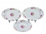 PORCELANA REAL, três (3) travessas ovais, sendo 1 funda, confeccionadas em porcelana na tonalidade branca, decorados por flores e folhagens em policromia e filetes em ouro, apresentando falhas na douração, maior medindo 35,5x23cm (bicado na borda), média 31x205cm e menor e funda, medindo 5,5x28x19,5cm (bicado na borda e fio de cabelo).