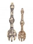 DIVERSOS, dois (2) garfos decorativos confeccionados em resina de origem argentina, com entalhes detalhados que retratam cenas e figuras tradicionais da cultura gaúcha, incluindo um gaúcho com o clássico chapéu e cavaleiros, medindo 42,5cm e 36,5cm.