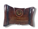 MILITARIA, uma (1) placa em madeira no feitio de pergaminho, homenagem da delegação do Paraguai datada de março de 1972, brasão da República do Paraguai aplicado ao centro, medindo 24x37,5cm.
