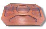 DIVERSOS, uma (1) petisqueira com quatro divisórias confeccionada em madeira com formato oitavado, medindo 41x27,5cm.