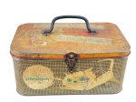 COLECIONISMO, uma (1) antiga lata de biscoitos e salgadinhos da marca Piraquê da década de 1950, que foi reutilizada como "caixinha de costura da mamãe". apresenta mossas e sinais de oxidação, medindo 11x23x14cm.