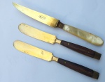 Vintage Coleção, Decoração, Lote contendo 3 mini facas em Bronze, sendo duas medindo 13,2cm com cabos em madeira; e uma medindo 15,5cm com cabo imitando madre pérola.