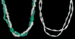BIJUTERIAS, dois (2) colares, sendo: A) 1 de duas voltas, com contas em cascalhos em tonalidades verde e translúcida, fecho de rosca com falhas na prateação, medindo 46cm de comprimento e B) 1 grande com contas ovais em vidro intercalada por missangas, fecho em metal prateado, medindo 115cm.