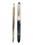 CANETAS, duas (2) canetas, sendo: A) uma (1) caneta da manufatura alemã GOLDEN, de bico fino, com tampa em metal dourado, detalhes cromados e corpo em resina marmorizada verde e preta, e uma (1) caneta esferográfica CROSS em metal dourado, com gravação no corpo DUARTE, ambas necessitam de carga nova.