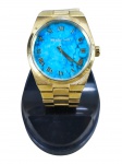 RELÓGIO, um (1) relógio de pulso feminino da marca MICHAEL KORS, modelo MK-5894, caixa e pulseira em aço dourado com fundo na tonalidade azul e algarismos romanos, sinais de uso, porém, conservado, não testado e sem garantia de funcionamento, caixa medindo 4cm de diâmetro.