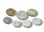 NUMISMÁTICA, MOEDAS ESTRANGEIRAS, conjunto com sete (7) moedas diversas, composto por exemplares dos Estados Unidos e Equador, incluindo moeda de 1 dólar com Abraham Lincoln/Estátua da Liberdade, meio dólar Kennedy, quarter dollar comemorativo Voyageurs, nickel de 5 cents, além de moedas equatorianas de 50, 25 e 5 centavos. Peças circuladas, com sinais de uso, maior medindo 3cm e menor 2cm.