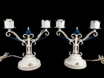 ABAJURES, par (2) de abajures para 2 velas confeccionados em ferro fundido com patina na tonalidade branca, hastes representando arabescos, bobeche no feitio de flor, folhagens realçadas na tonalidade azul, leves sinais de oxidação, fiação nova, medindo 26x26cm.