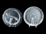 VIDROS, lote com duas (2) petisqueiras confeccionadas em vidro translucido, sendo: A) 1 da manufatura IVV, origem italiana, para três divisórias, medindo 36,5cm de diâmetro e B) 1 com moldagem de elementos florais e bordas em ondulações, com 1 recipiente central para molhos, medindo 35cm de diâmetro.