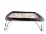 DIVERSOS, uma (1) bandeja dobrável confeccionada em material sintético com pintura na tonalidade marrom, fundo em tecido com estama floral em policromia e proteção em vidro, pés em ferro pintado na tonalidade preta, apresenta falhas na pintura e sinais de sujidades internas no vidro, medindo 25x50x32,5cm.