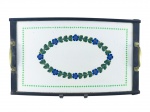 FAIANÇA, uma (1) bandeja retangular confeccionada em faiança vitrificada na tonalidade branca com pintura de guirlanda floral em policromia e esferas na cor verde com moldura em madeira escura e alças em bronze com ausência de 2 guarnições laterais com pequena quebra na madeira, vide foto, medindo 47,5x29,5cm.