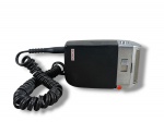 COLECIONISMO, um (1) aparelho barbeador elétrico antigo da marca Schick, corpo em material rígido preto com parte frontal metálica prateada, botão lateral e cabo espiralado, apresentando sinais de uso, acondicionada em estojo original com desgastes, medindo 10,5x6,5cm.