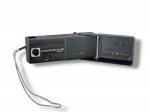 FOTOGRAFIA, uma (1) câmera fotográfica KODAK EKTRALITE 400, compacta e vintage, em corpo plástico preto, modelo portátil de bolso, com visor frontal, flash eletrônico embutido e alça metálica, não testado e sem garantia de funcionamento.