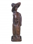 ESCULTURA, uma (1) escultura confeccionada em madeira entalhada a mão representando figura masculina, possivelmente trabalhador, com inscrição na base LEMBRANÇA DA BAHIA, 9/1/76, medindo 27cm de altura.