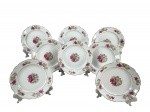 PORCELANA REAL, oito (8) pratos para sobremesa confeccionados em porcelana na tonalidade branca,  decorados por flores e folhagens em policromia e filetes em ouro, apresentando falhas na douração, medindo 18cm de diâmetro. 1 bicado.