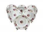 PORCELANA REAL, seis (6) pratos fundos confeccionados em porcelana na tonalidade branca,  decorados por flores e folhagens em policromia e filetes em ouro, apresentando falhas na douração, medindo 23cm de diâmetro.
