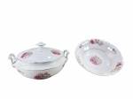 PORCELANA REAL, duas (2) peças, sendo: A) 1 sopeira, bicada na tampa, medindo 15x26,5x20cm e B) 1 saladeira, medindo 6,5x24cm, confeccionadas em porcelana na tonalidade branca, decorados por flores e folhagens em policromia e filetes em ouro, apresentando falhas na douração.
