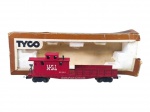 FERROMODELISMO, um (1) vagão ferroviário em miniatura, marca TYCO (fabricante norte-americana conhecida por trens elétricos, autoramas e acessórios de ferromodelismo, especialmente populares entre as décadas de 1960 e 1980). Modelo em material sintético, na cor vermelha, com identificação M&StL  Minneapolis & St. Louis  e laterais abertas. Acompanha caixa original TYCO, apresentando desgastes, rasgos e perdas. Peça usada, não testada e sem garantia de funcionamento, medindo 5x15x3,5cm.