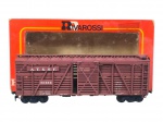 FERROMODELISMO, um (1) vagão gaiola/fechado Rivarossi A.T. & S.F. nº 50656 (Rivarossi, tradicional fabricante italiana de ferromodelismo, fundada em 1945, reconhecida pela produção de locomotivas, vagões e acessórios em escala), em material plástico na cor marrom, com portas laterais, escada e detalhes aplicados. Acompanha caixa original com leves desgastes, marcas de uso, medindo 5x3,5x14,5cm.