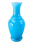 OPALINA, um (1) pequeno vaso balaustre confeccionado em OPALINA na tonalidade azul, apresenta bicado na borda, medindo 13,5x4cm.