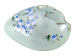 VIDRO, um (1) pequeno vaso no formato de ovo confeccionado em vidro na tonalidade verde com pintura de flores e folhagens em policromia e borda filetada a ouro, medindo 7x11x7cm.