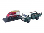 COLECIONISMO, dois (2) caminhões em miniatura, sendo: A) um (1) caminhão bombeiro Iveco AF/Combi 1998, escala 1:50, na cor vermelha, com escada superior, base expositora e detalhes aplicados, medindo 6,5x15,5x7,5cm, pequenas perdas e  B) um (1) caminhão de carga/carroceria aberta em metal e plástico, na cor verde e branca, com carroceria gradeada e detalhes aplicados, medindo 6x15,5x6cm.