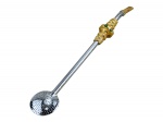 METAL PRATEADO, uma (1) bomba para chimarrão confeccionada em metal prateado, haste cilíndrica com botão de rosa em metal dourado incrustado por pedrarias sintéticas com ausência de 1, apresenta sinais de oxidação, medindo 25cm de comprimento.