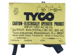 FERROMODELISMO, um (1) transformador/controlador elétrico para trens em miniatura, marca TYCO (fabricante norte-americana conhecida por trens elétricos, autoramas e acessórios de ferromodelismo, especialmente populares entre as décadas de 1960 e 1980). Modelo 899B Hobby Transformer, fabricado em Hong Kong, com indicação de entrada 120V AC 60Hz e saída para trilhos D.C. e acessórios A.C. Possui comandos de direção e velocidade. Peça usada, não testada e sem garantia de funcionamento, medindo 7,5x10cm.