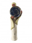 ESCULTURA ISRAELENSE , uma (1) escultura confeccionada em barro cozido com pintura na tonalidade branca creme representando figura feminina, sustentando prato com pintura acidada, medindo 21cm de altura.